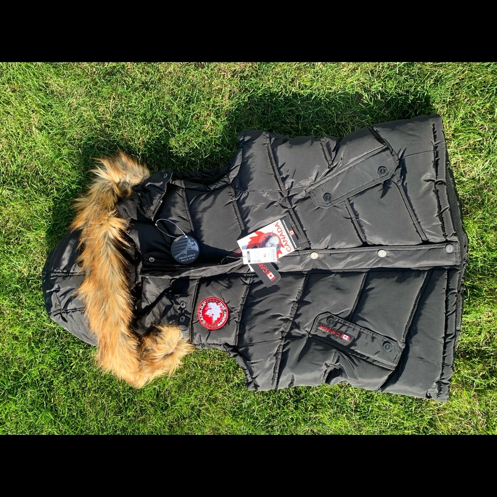 Black women’s Canada Weather Gear puffer vest.